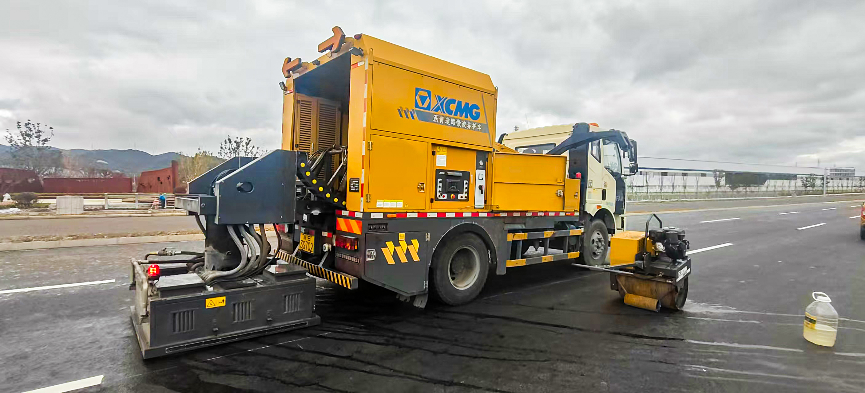 1.1-JCM106W微波养护车在浙江高速坑槽修补施工