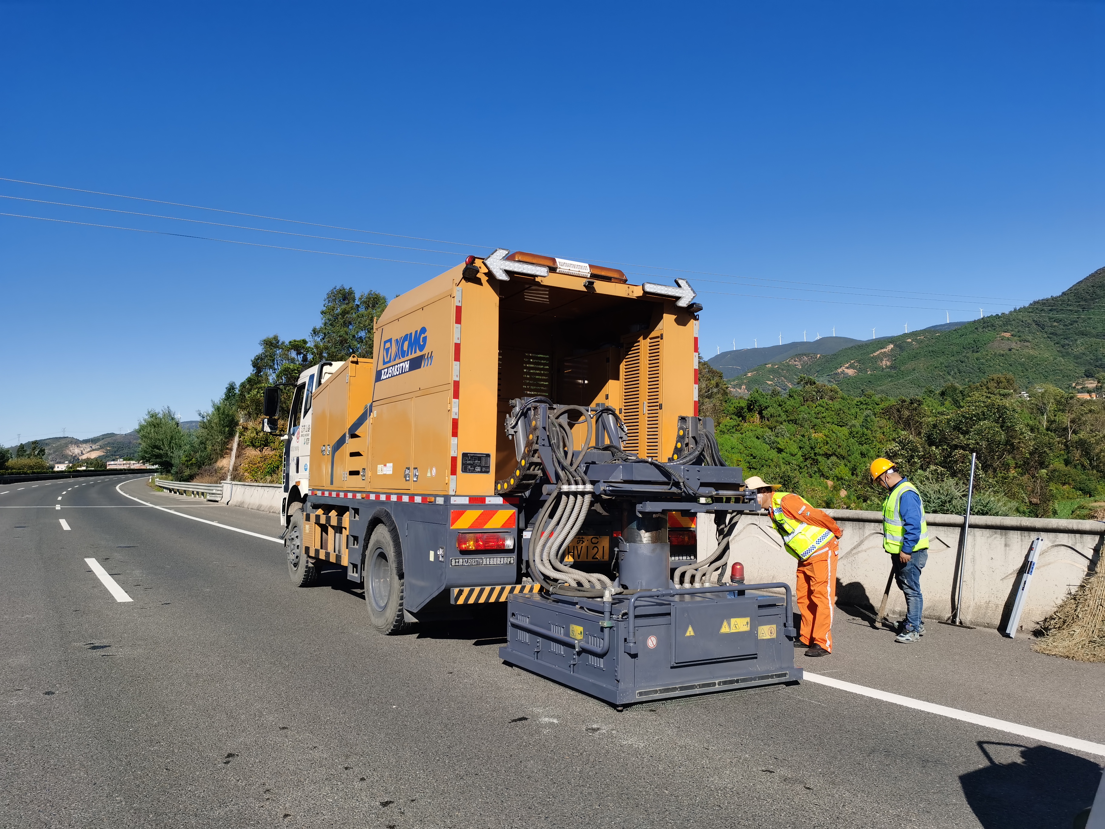 1.2-JCM106W微波养护车在云南高速坑槽修补施工