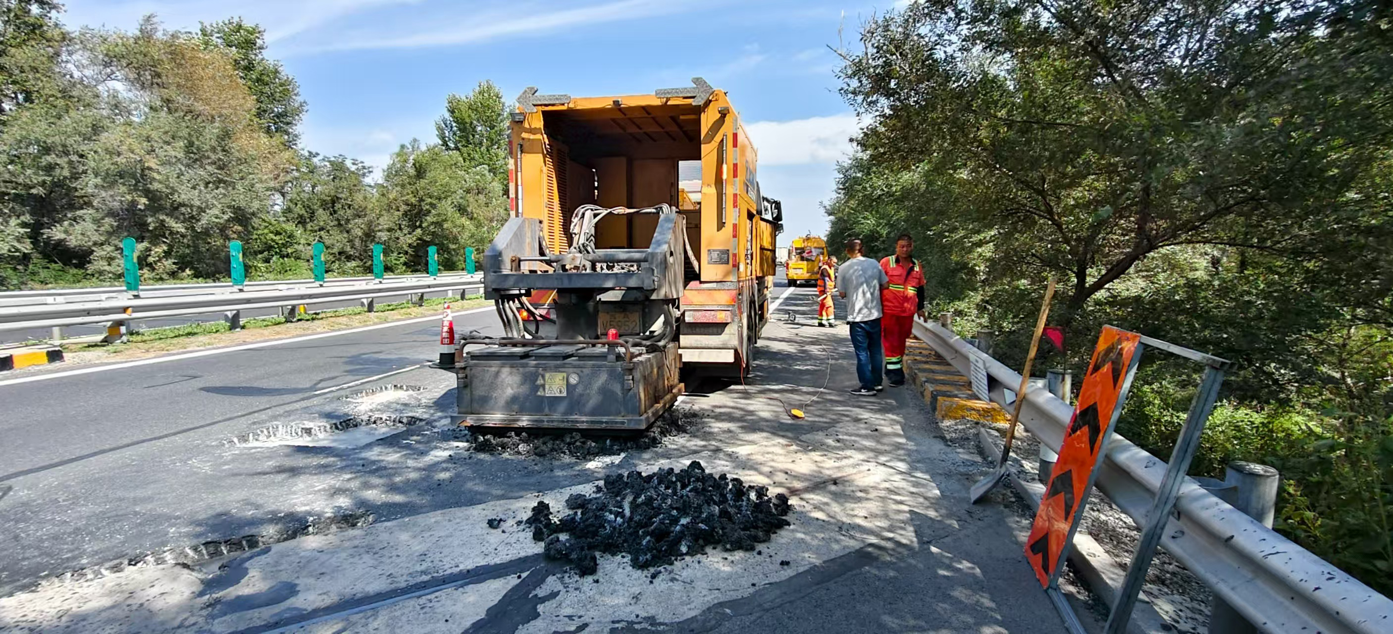 JCM106W microwave vehicle — pothole repair on Changchun expressway