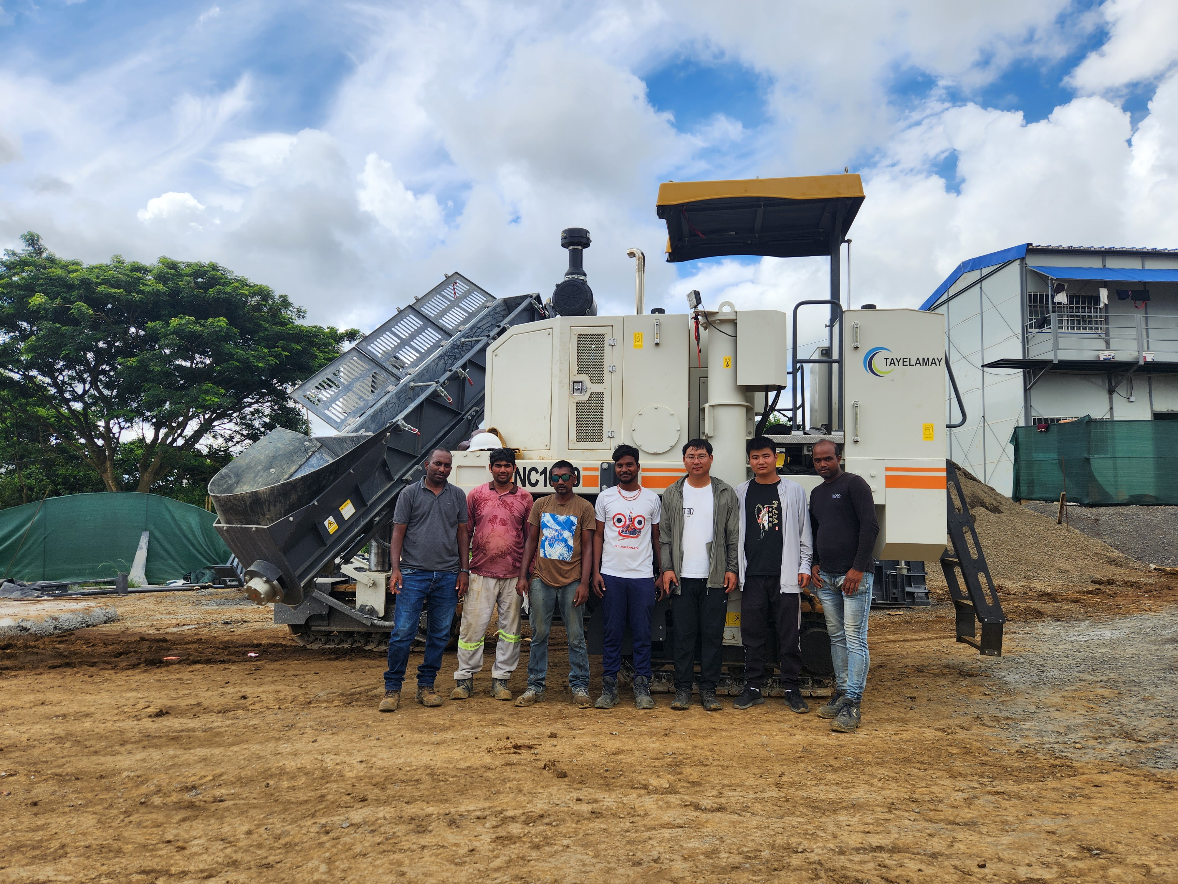Mauritius roundabout road — slipform paving project