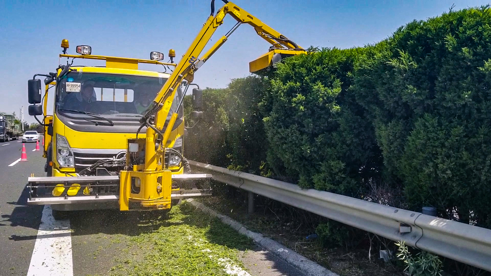 G15 Shenyang–Haikou Expressway (Dingyan section) — roadside greenery pruning